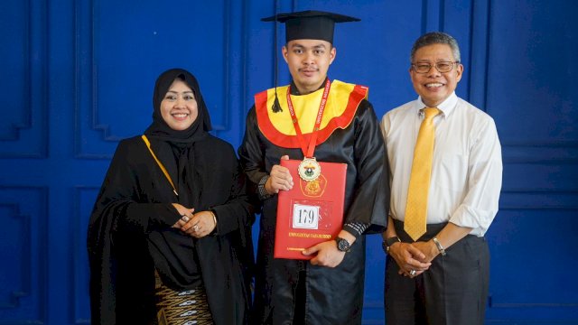 Putra Bungsu Taufan Pawe Raih Gelar Sarjana Hukum Unhas
