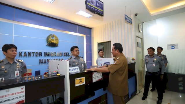 Pejabat Gubernur Sulsel, Bahtiar Baharuddin, menyambangi Kantor Imigrasi Kelas I TPI Makassar, Selasa, 10 Oktober 2023.