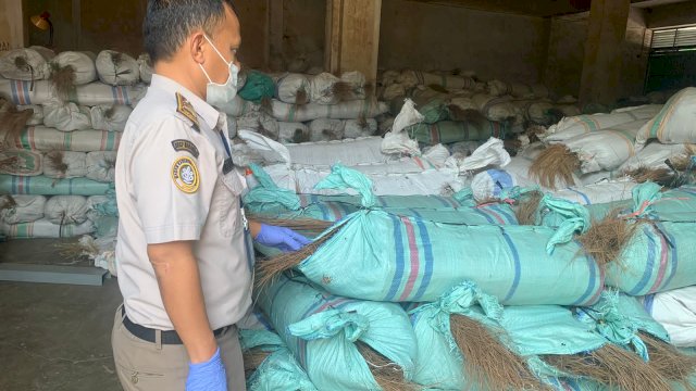 Sebelum diekspor, sapu lidi disertifikasi Balai Karantina Makassar melalui wilayah kerja Pelabuhan Utama Makassar.