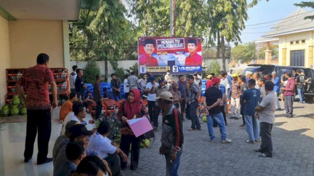 Penyerahan bantuan pompa listrik BBG ke Petani Gowa. 