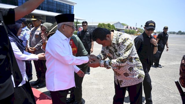 Pj Gubernur Sulsel, Bahtiar Baharuddin, menemani Wakil Presiden (Wapres) KH Ma'ruf Amin saat transit di Makassar.