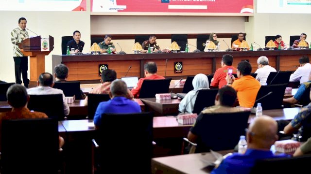 Penjabat Gubernur Sulsel, Bahtiar Baharuddin, memimpin Rapat Koordinasi Penanganan Kebakaran Hutan dan Lahan (Karhutla) di Ruang Rapat Pimpinan Kantor Gubernur, Kamis, 12 Oktober 2023.