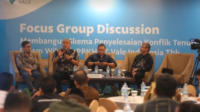 dari kiri ke kanan Acting CTO PT Vale Indonesia Tbk, Jinan Syakir, Director External Relations PT Vale Endra Kusuma, Perwakilan Akademisi Kehutanan Unhas