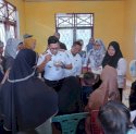 DPPKB Berbagi Bubur Bergizi Hingga Mainan Bagi Anak Penderita Stunting di Bukit Harapan
