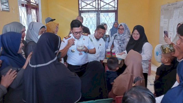 DPPKB Berbagi Bubur Bergizi Hingga Mainan Bagi Anak Penderita Stunting di Bukit Harapan