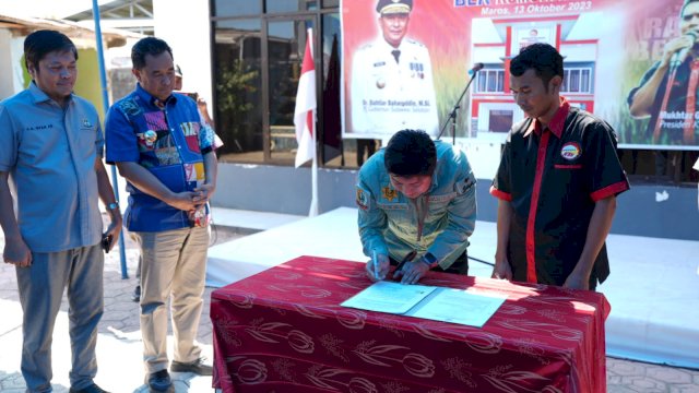 Penjabat Gubernur Sulsel, Bahtiar Baharuddin, menyaksikan Penandatanganan Naskah Perjanjian Hibah Daerah (NPHD) Antara Pemerintah Provinsi Sulsel dengan Konfederasi Serikat Nusantara Tahun Anggaran 2023.