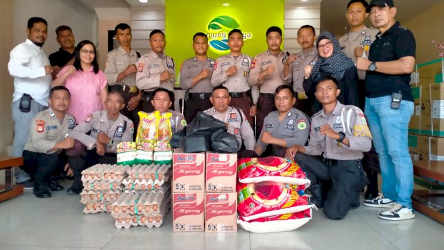 GMTD Bagikan Paket Sembako ke Petugas Keamanan