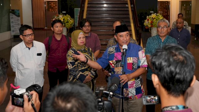 Bahtiar Baharuddin saat melakukan konferensi pers di Kantor Gubernur, Jumat, 13 Oktober 2023.