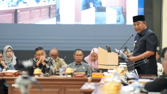 PJ Gubernur Sulsel, Bahtiar Baharuddin, hadir langsung memberikan jawaban atas pemandangan umum terhadap apa yang disampaikan oleh fraksi-fraksi DPRD Sulsel terkait Ranperda Tentang APBD Tahun Anggaran 2024, di Gedung DPRD Provinsi Sulsel, Jumat malam, 13 Oktober 2023.