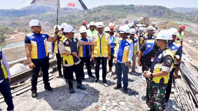 Penjabat Gubernur Sulsel, Bahtiar Baharuddin, meninjau progres pembangunan Bendungan Pamukkulu, Desa Kale Ko'mara, Kecamatan Polongbangkeng Utara, Kabupaten Takalar. 