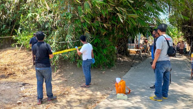 Polisi saat memasang garis polisi di lokasi lahan yang diduga dibakar oleh OTK hingga nyaris hanguskan rumah warga/Ist