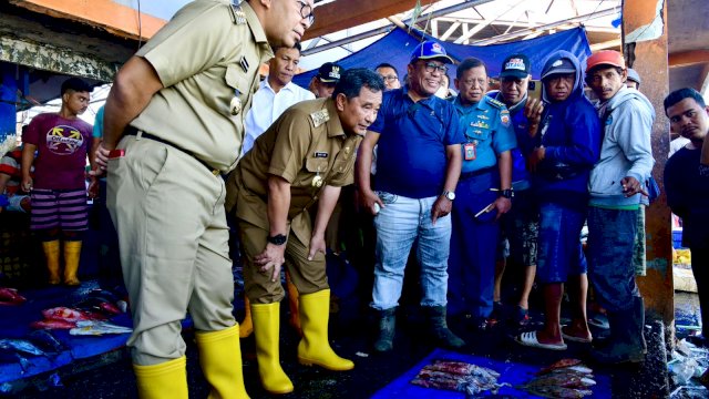 Walikota Danny saat mendampingi Pj Gubernur Sulsel Bahtiar Baharuddin meninjau TPI Paotere di Jalan Sabutung, Senin (16/10/2023) pagi/Ist