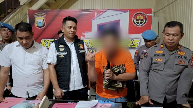 Kasat Reskrim Polrestabes Makassar, AKBP Ridwan JM Hutagaol saat ekspose kasus, Senin (16/10/2023)/Ist