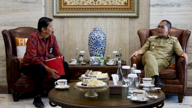 Wali Kota Makassar Danny Pomanto saat menerima kunjungan Kepala Otoritas Jasa  Keuangan (OJK) Regional 6 Sulawesi, Maluku, dan Papua (Sulampua) Darwisman, di Amirullah, Senin (16/10/2023)/Ist