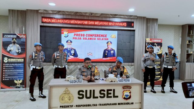 Propam Polda Sulsel saat ekspose kasus dugaan kasus pemerkosaan oleh oknum polisi/(Portal Media/Aldy) 