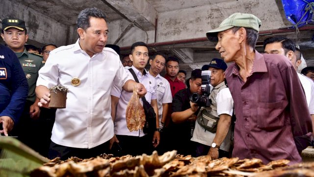 Pj Gubernur Sulsel, Bahtiar Baharuddin, kembali turun langsung melakukan pengecekan harga kebutuhan pokok di pasar tradisional. 