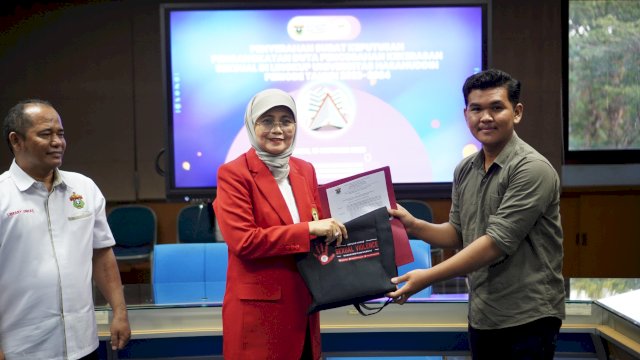 Satgas PPKS Serahkan 11 SK Duta PKS di Lingkup Kampus Unhas Periode 2023-2024 