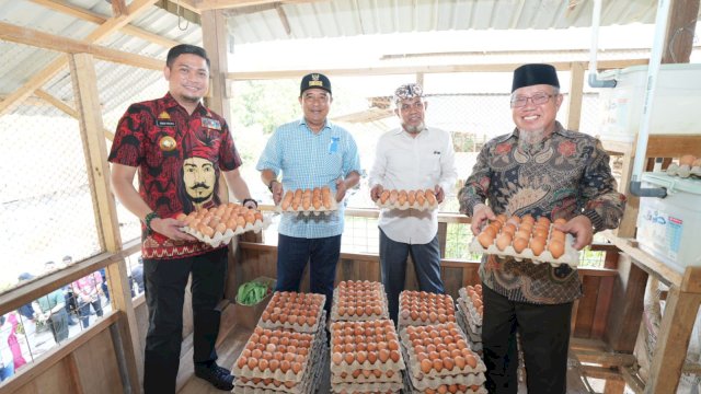 Pj Gubernur Bahtiar mengunjungi peternakan di Kabupaten Gowa.
