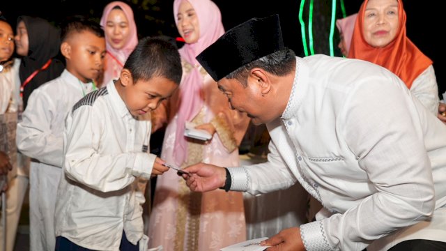 Pj Gubernur Bahtiar saat menyerahkan santunan untuk anak yatim piatu.