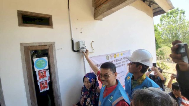 Haru Dipasangkan Listrik Gratis Oleh Ridwan Andi Wittiri, Warga Takalar: Akhirnya Kodong 