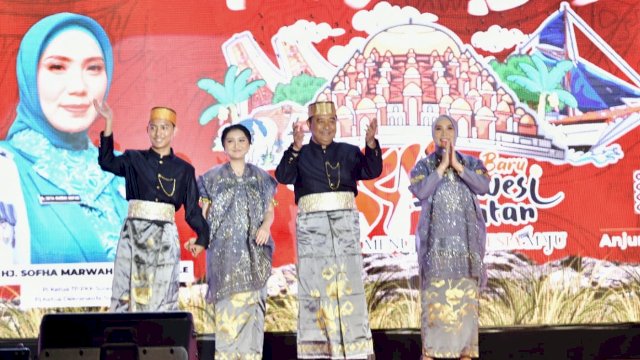 Pj Gubernur Sulsel, Bahtiar Baharuddin, didampingi Pj Ketua TP PKK, Sofha Marwah Bahtiar, beserta kedua anaknya, tampil sebagai pembuka gelaran Fashion Show dalam rangkaian HUT Sulsel ke-354.