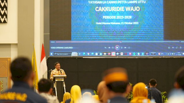 Penjabat Gubernur Sulsel, Bahtiar Baharuddin, menghadiri pelantikan Pengurus dan Rapat Kerja Yayasan Canno Petta Lampe Uttu Cakkuridie Wajo Periode 2023-2028, di Max One Hotel, Makassar, Sabtu, 21 Oktober 2023.
