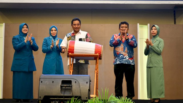 Pj Gubernur Sulsel Bahtiar Baharuddin didampingi Pj Ketua TP PKK Sulsel Sofha Marwah Bahtiar, membuka Rapat Koordinasi Daerah di Hotel Claro, Kota Makassar, Minggu, 22 Oktober 2023.