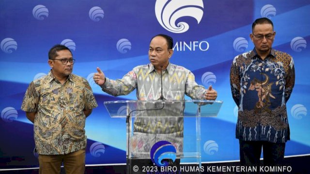 Menkominfo Budi Arie Setiadi didampingi Direktur Jenderal Aplikasi Informatika Kementerian Kominfo Semuel A. Pangerapan dan Staf Khusus Menteri Kominfo Sugiharto.