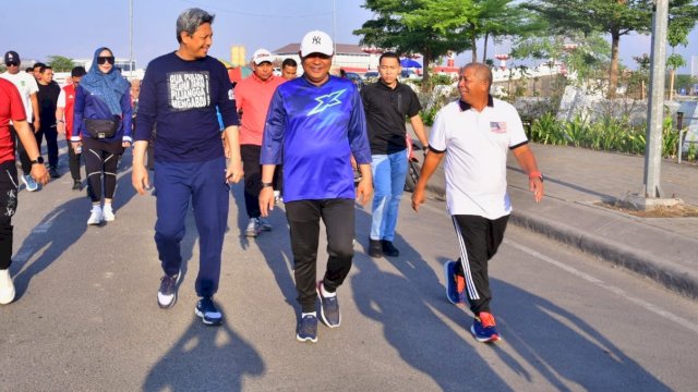 Penjabat Gubernur Sulsel, Bahtiar Baharuddin bersama seluruh Organisasi Perangkat Daerah (OPD) lingkup Pemprov Sulsel rutin jalan santai di akhir pekan. 