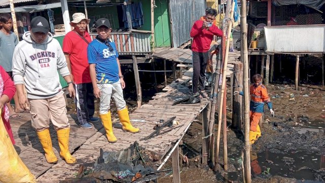 Pandawara Group Sukses Bersihkan Sampah di Kampung Nelayan Makassar