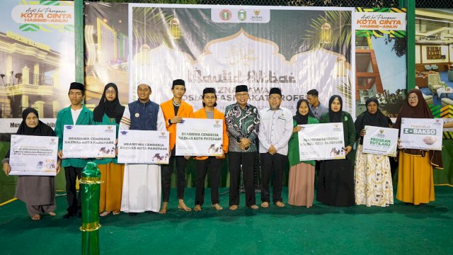 Tiga Tokoh dapat Reaward Zakat Profesi dari Baznas Parepare