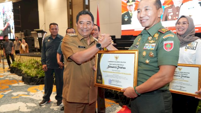 Penyerahan piagam penghargaan kepada jajaran Forkopimda atas kontribusinya mensukseskan peringatan HUT Sulsel ke 354.