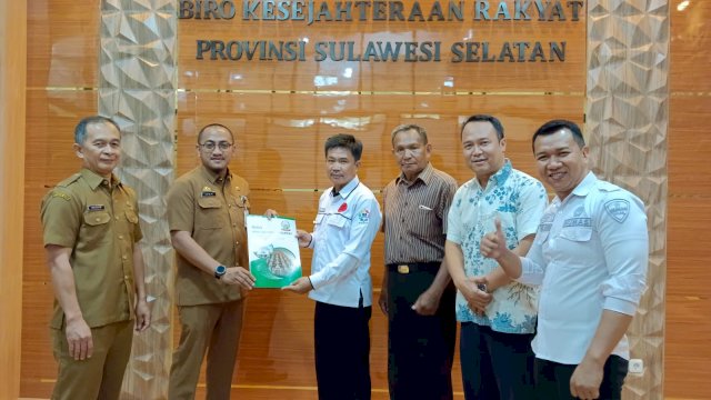 Pihak Keuskupan Agung Makassar, Pembimas Katolik Kanwil Kemenag Sulsel, Panitia Pesparani Sulsel dan Official yang didampingi Ketua Tim Humas, Data dan Informasi Kanwil Kemenag Provinsi Sulsel, saat melakukan audience dengan Kepala Biro Kesra Erwin Sodding, di ruang kerjanya, di Kantor Gubernur Sulsel, Senin, 23 Oktober 2023.