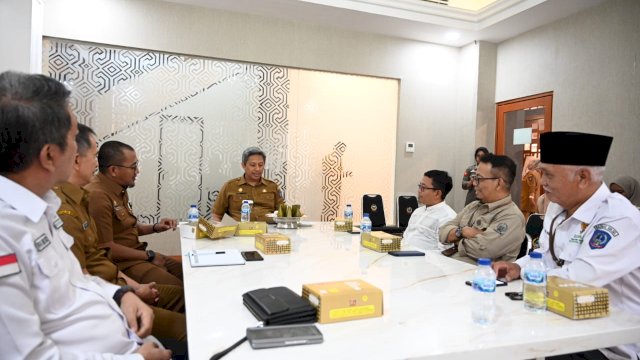 Pj Sekprov Sulsel, Andi Muhammad Arsjad, memimpin Rapat Koordinasi dengan BAZNAS Sulsel dan UPZ Pemprov Sulsel, di TGUPP Room, Kantor Gubernur Sulsel.