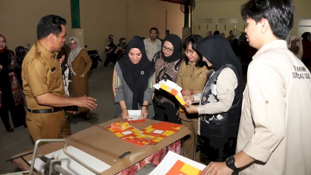 Pj Ketua Dekranasda Sulsel, Sofha Marwah Bahtiar, mengunjungi Rumah Kemasan, di Jalan Sultan Alauddin, Makassar.