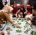 Sofha Marwah Bahtiar Ikut Belajar Teknik Ecoprint Bersama Peserta Program PKW 2023