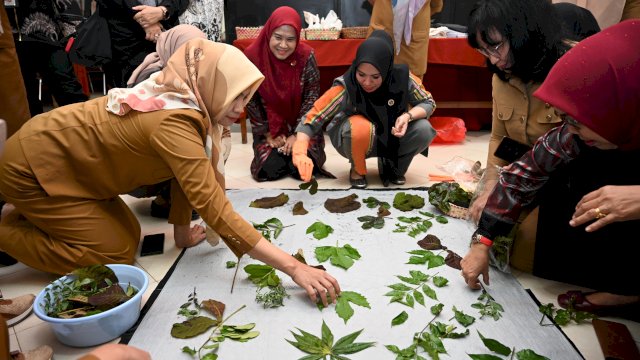 Sofha Marwah ikut belajar teknik ecoprint bersama para peserta, Program Pendidikan Kecakapan Wirausaha (PKW) Tahun 2023.