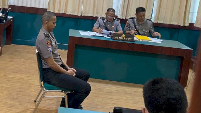 Bripda FA saat menjalani sidang etik di ruang persidangan Bid Propam Polda Sulsel, Jalan Perintis Kemerdekaan, Kota Makassar, Sulsel, Selasa (24/10/2023) (Portal Media/Aldy)