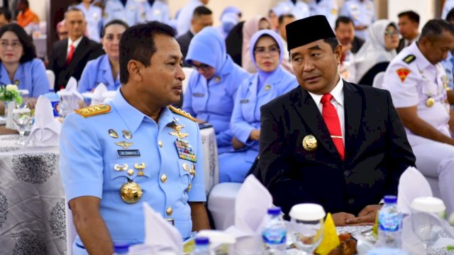 Pj Gubernur Sulsel, Bahtiar Baharuddin, menghadiri serah terima jabatan Panglima Komando Operasi Udara (Pangkoopsud) II dari Marsekal Muda (Marsda) TNI Andi Kustoro kepada Marsekal Muda TNI Budhi Achmadi, di Makoopsud II Jalan Perintis Kemerdekaan Km 15, Rabu, 25 Oktober 2023.