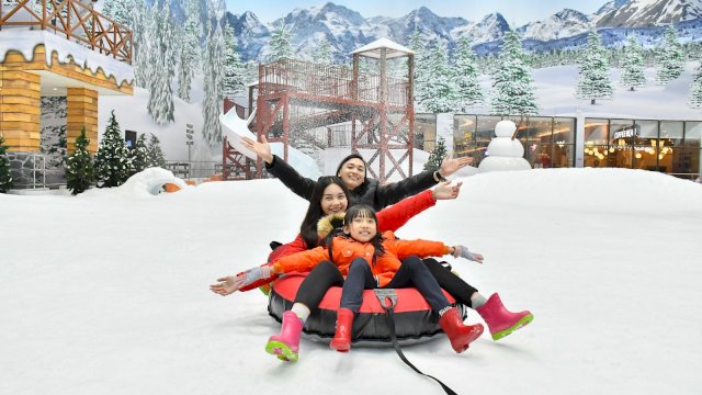 Buruan! ASTON Makassar Bagi-Bagi Voucher Trans Snow World untuk Pengunjung