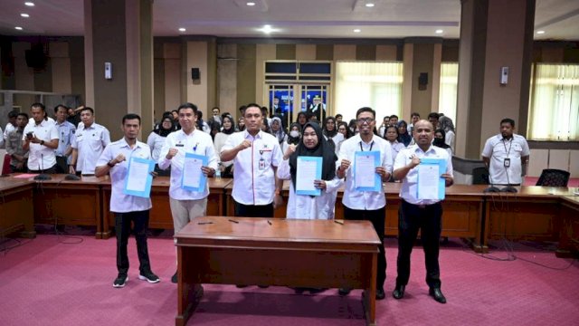 Dinas Komunikasi, Informatika, Statistik, dan Persandian Provinsi Sulawesi Selatan telah melakukan Pembacaan Ikrar Netralitas ASN dan Non ASN pada Pemilu Tahun 2024 di Ruang Command Center Lantai 4 Kantor Gubernur Sulsel, Rabu, 25 Oktober 2023.