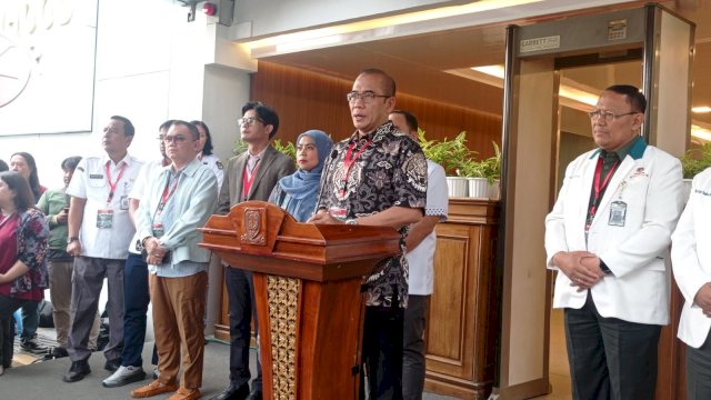 Ketua Komisi Pemilihan Umum (KPU), Hasyim Asy&rsquo;ari, memberikan keterangan pers kepada wartawan di RSPAD Gatot Soebroto, Jakarta Pusat, Kamis, 26 Oktober 2023.