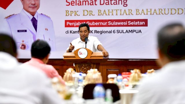 Penjabat Gubernur Sulsel, Bahtiar Baharuddin, melakukan kunjungan silaturahmi ke Kantor Otoritas Jasa Keuangan (OJK) Regional VI Sulawesi, Maluku dan Papua.