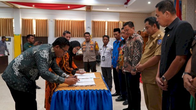 Pj Gubernur Sulsel, Bahtiar Baharuddin, menyaksikan penandatanganan NPHD Kepulauan Selayar.