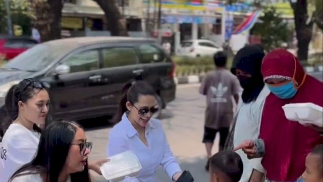 Hipmi Womenpreneur Berbagi Makanan ke Masyarakat Kurang Mampu