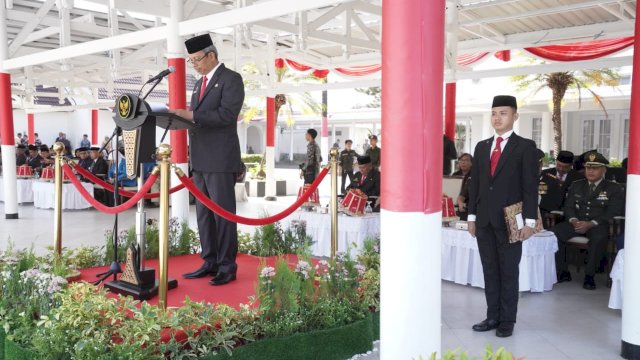 Sekprov Andi Muhammad Arsjad memimpin upacara peringatan Hari Sumpah Pemuda Ke-95 tahun di Lapangan Halaman Rujab Gubernur Sulsel.