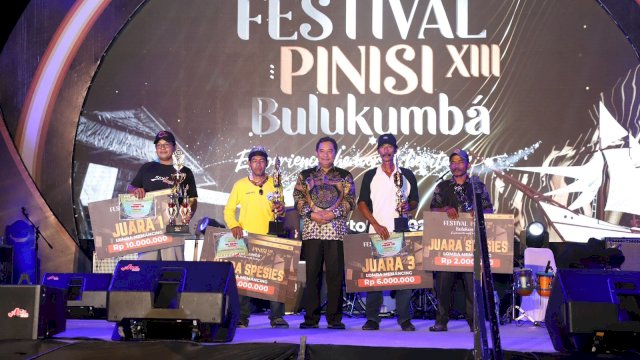 Pj Gubernur Sulsel Bahtiar Baharuddin menyerahkan hadiah Lomba Mancing, yang merupakan rangkaian Festival Phinisi Bulukumba.