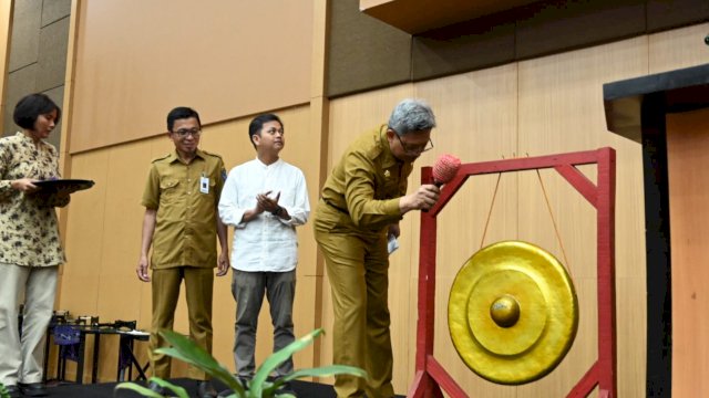 Pj Sekprov Sulsel, Andi Muhammad Arsjad, membuka secara resmi Kick Off Pengembangan Sistem Komunitas Cerdas Iklim Untuk Meningkatkan Ketahanan Iklim Masyarakat Daerah Aliran Sungai Saddang, yang dilaksanakan di Hotel Swissbell, Senin, 30 Oktober 2023.