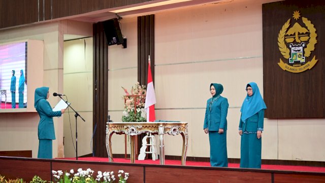 Pj Ketua TP PKK Sulsel, Sofha Marwah Bahtiar, melantik Siti Rabiah Baba sebagai Pj Ketua TP PKK Enrekang, dan Andi Heriani Rusli sebagai Pj Ketua TP PKK Parepare, di Ruang Pola Kantor Gubernur, Selasa, 31 Oktober 2023.
