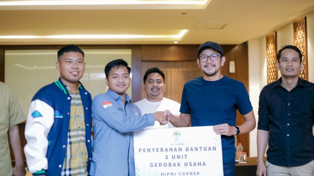 HIPMI Sulsel Serahkan 10 Gerobak Usaha untuk Pemuda